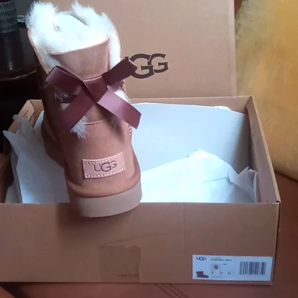 UGG SZ 6 W/ MINI BOW 11 - Picture 2 of 8